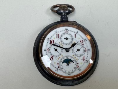 un gros plan d'une montre de poche accrochée au mur