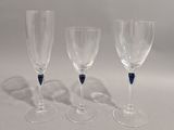 trois verres à vin vides posés sur une surface blanche