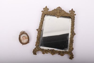 une photo d'un miroir et une photo d'un homme
