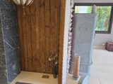 une salle de bains avec une douche et un tapis au sol