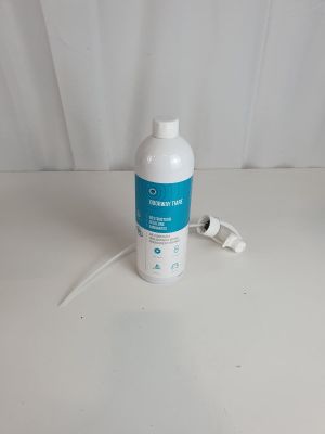 un flacon de gel hydroalcoolique posé sur une table