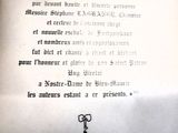 un gros plan sur une page de livre sur laquelle figure une croix