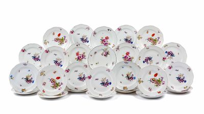 une image représentant une pile d'assiettes ornées de fleurs