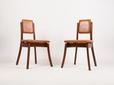 deux chaises en bois avec des assises recouvertes de cuir, sur fond blanc