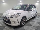la petite voiture blanche est garée sur un sol en damier