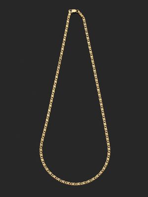 un collier en or avec une chaîne sur fond noir