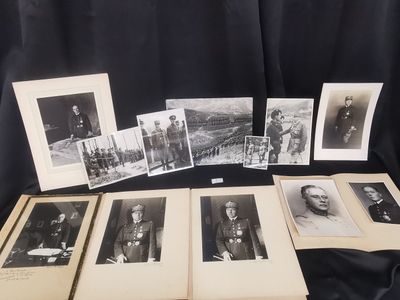 une série de vieilles photographies en noir et blanc représentant des hommes et des femmes
