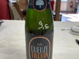 une bouteille de bière posée sur une table dans un restaurant