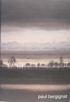 une photo d'un livre avec, en arrière-plan, une photo d'une ville