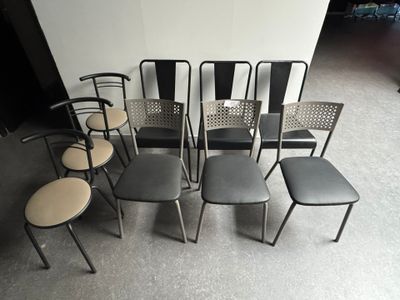 several chairs are arranged in a circle in a room