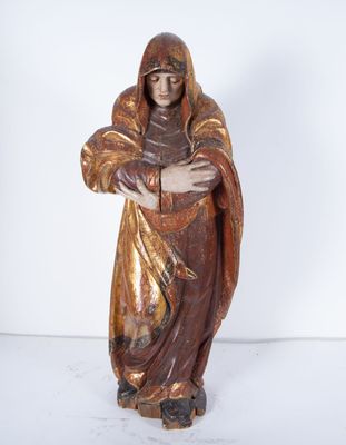 l'image d'une statue représentant une femme tenant un enfant dans ses bras