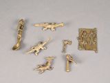 de nombreuses figurines en or sur un fond blanc