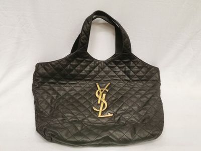 un sac matelassé noir orné d'un logo « y » doré