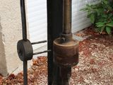 a small machine that is sitting on the ground