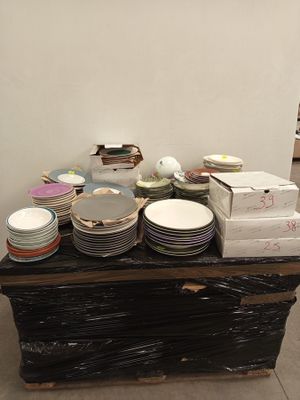 une table sur laquelle sont posées de nombreuses assiettes et bols