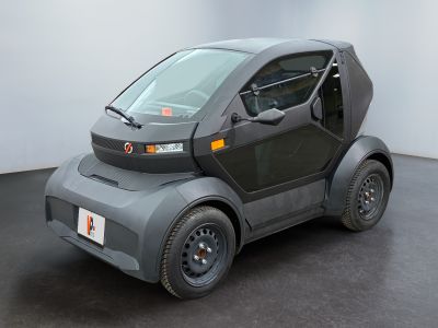 une petite voiture posée par terre