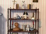 une étagère contenant beaucoup d'objets