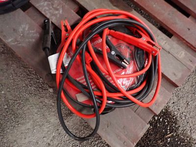 un tas de tuyaux rouges et noirs sur une palette