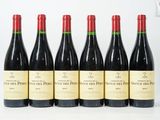 six bouteilles de vin rouge sont alignées