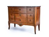 une commode ancienne avec un plateau en marbre et des pieds en bois
