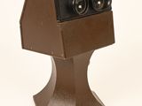 un appareil photo marron posé sur un trépied