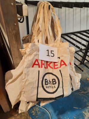un sac posé par terre dans la pièce