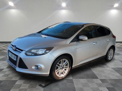 une photo d'une Ford Focus argentée garée dans un showroom