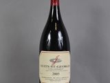 une bouteille de vin posée sur une table