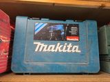 une boîte à outils bleue posée sur une étagère