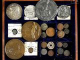une boîte en bois contenant toutes sortes de pièces de monnaie