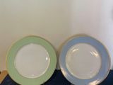 deux assiettes posées sur une table