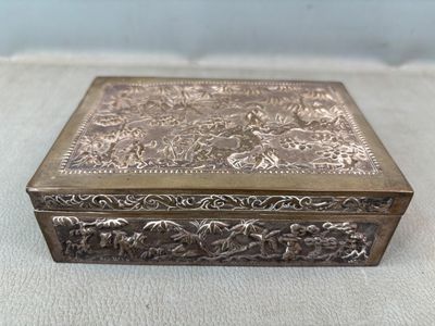 boîte ancienne en métal argenté, avec un motif floral sur le couvercle
