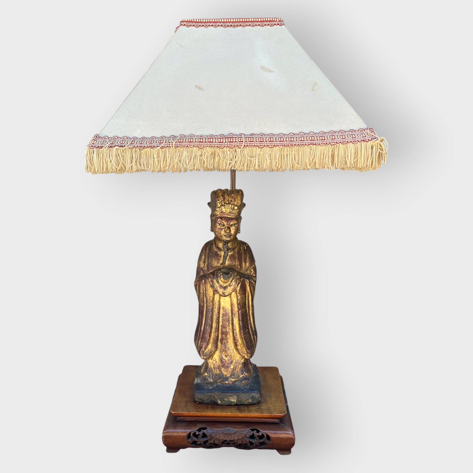 Lampe figurant un dignitaire chinois Probablement en laque sec. CHINE. Probablement XVIIe siècle H. 34,5 cm