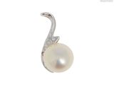 une image représentant une boucle d'oreille en perle blanche et diamant sur fond blanc