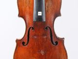 un vieux violon avec un archet sur fond blanc