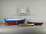 deux petits bateaux posés l'un à côté de l'autre sur une table