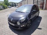 la photo d'une petite voiture noire garée dans un parking