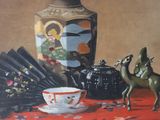 un tableau représentant un vase, un cheval et un éventail posés sur une table