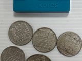 beaucoup de pièces posées sur une table à côté d'une boîte bleue