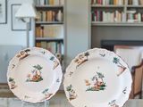 deux assiettes posées sur une table devant une bibliothèque