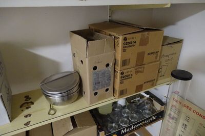 de nombreuses boîtes et récipients sur les étagères de la cuisine