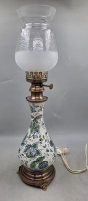 une lampe posée sur une table à côté d'un mur