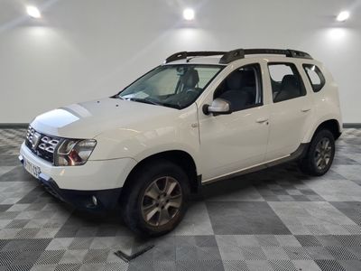 une photo d'un 4x4 blanc garé dans un garage