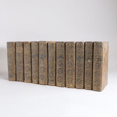 plusieurs vieux livres empilés sur une surface blanche