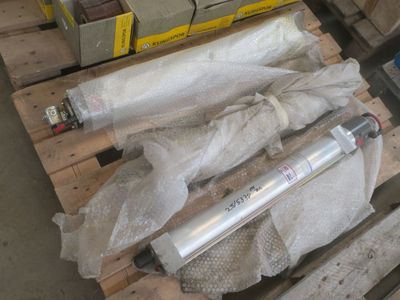 un grand nombre d'articles qui se trouvent sur une palette