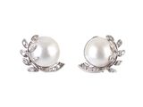 paire de boucles d'oreilles en perles et diamants sur fond blanc