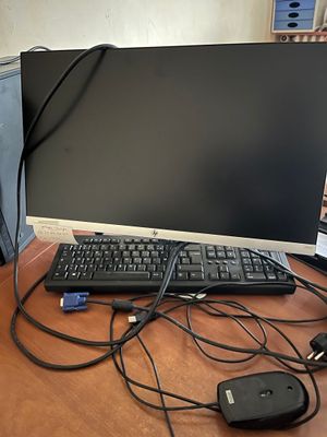 une image d'un écran d'ordinateur et d'un clavier sur un bureau
