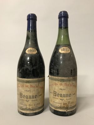 deux bouteilles de vin posées l'une à côté de l'autre sur une surface blanche