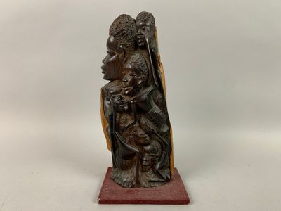 une sculpture en bois représentant une femme tenant un enfant dans ses bras