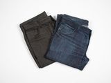 deux paires de jeans pour homme sur fond blanc